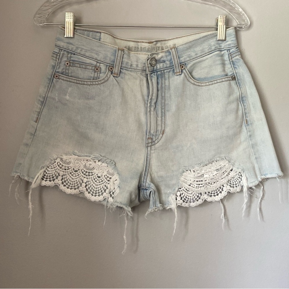 American Eagle Light Wash HighRise Distressed Denim Shorts Lace details Sz 4
